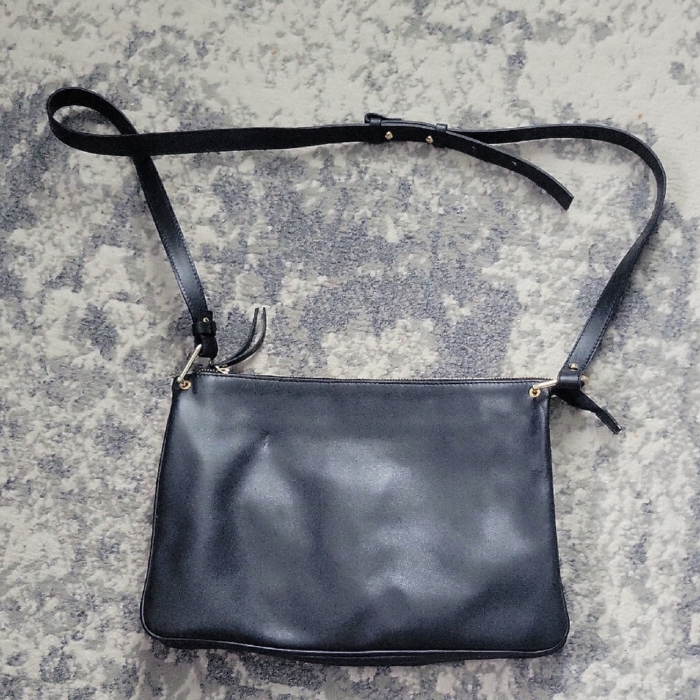 Sleek Black Leather Crossbody Bag with Adjustable Strap